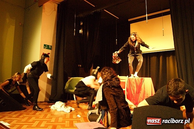 Zdjęcie w galerii na portalu naszraciborz.pl: Koty Eliota na podsumowanie warsztatów wiadomości z regionu