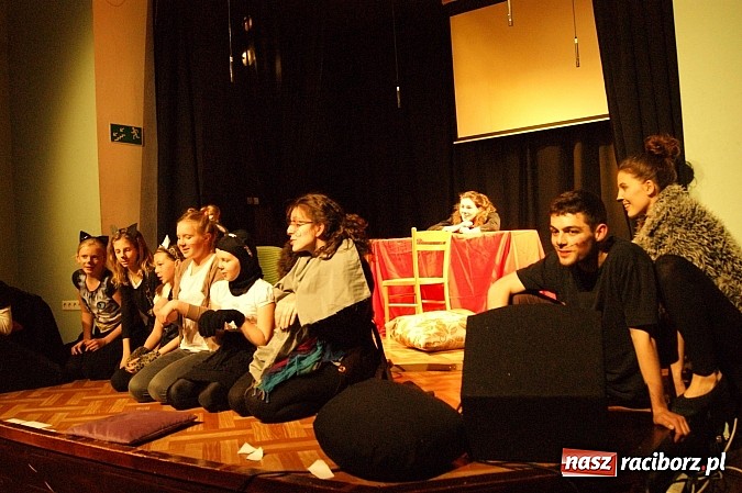 Zdjęcie w galerii na portalu naszraciborz.pl: Koty Eliota na podsumowanie warsztatów wiadomości z regionu