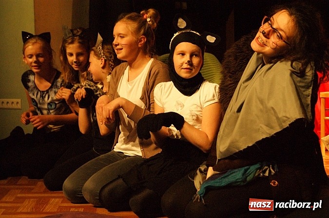 Zdjęcie w galerii na portalu naszraciborz.pl: Koty Eliota na podsumowanie warsztatów wiadomości z regionu