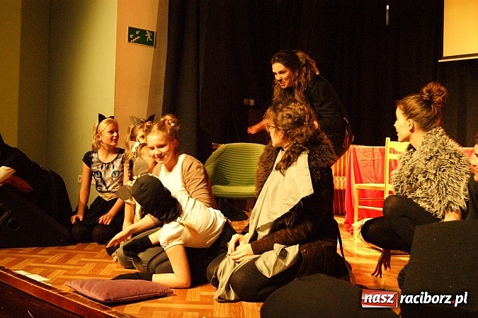 Zdjęcie w galerii na portalu naszraciborz.pl: Koty Eliota na podsumowanie warsztatów wiadomości z regionu