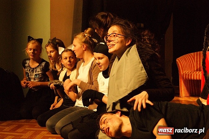 Zdjęcie w galerii na portalu naszraciborz.pl: Koty Eliota na podsumowanie warsztatów wiadomości z regionu