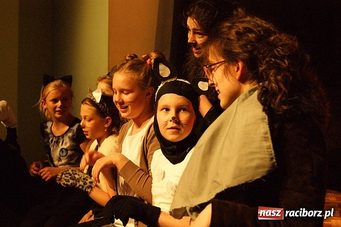 Zdjęcie w galerii na portalu naszraciborz.pl: Koty Eliota na podsumowanie warsztatów wiadomości z regionu