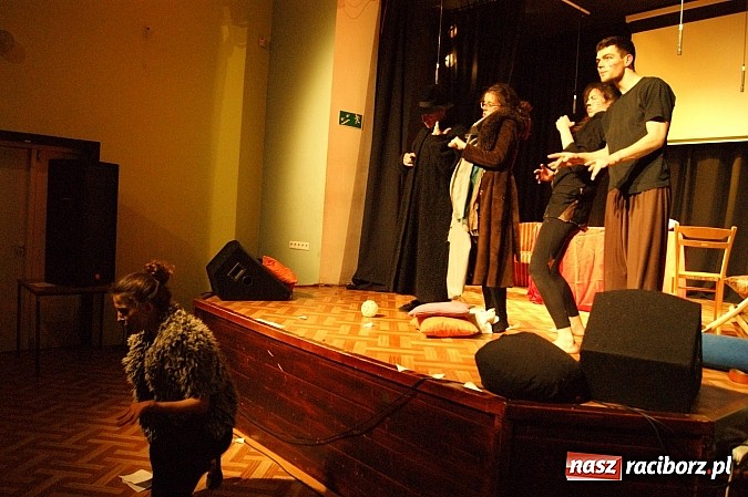 Zdjęcie w galerii na portalu naszraciborz.pl: Koty Eliota na podsumowanie warsztatów wiadomości z regionu