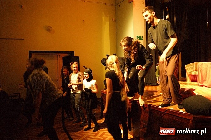 Zdjęcie w galerii na portalu naszraciborz.pl: Koty Eliota na podsumowanie warsztatów wiadomości z regionu