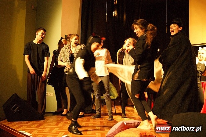 Zdjęcie w galerii na portalu naszraciborz.pl: Koty Eliota na podsumowanie warsztatów wiadomości z regionu