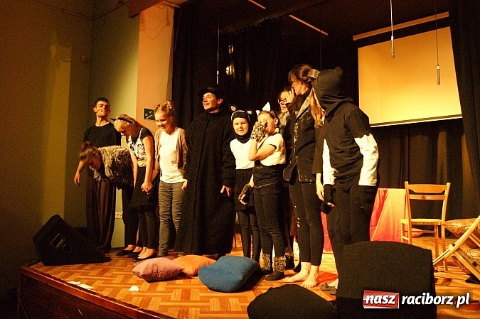 Zdjęcie w galerii na portalu naszraciborz.pl: Koty Eliota na podsumowanie warsztatów wiadomości z regionu