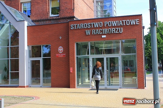 Zdjęcie w galerii na portalu naszraciborz.pl: Pierwszy klient nowego BOK otrzymał r&oacute;żę w prezencie wiadomości z regionu
