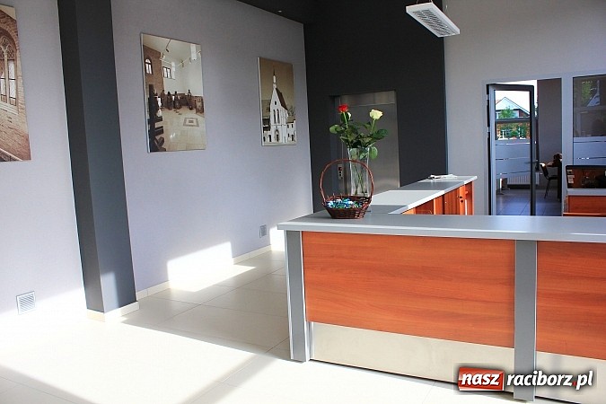 Zdjęcie w galerii na portalu naszraciborz.pl: Pierwszy klient nowego BOK otrzymał r&oacute;żę w prezencie wiadomości z regionu