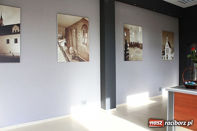 Zdjęcie w galerii na portalu naszraciborz.pl: Pierwszy klient nowego BOK otrzymał r&oacute;żę w prezencie wiadomości z regionu