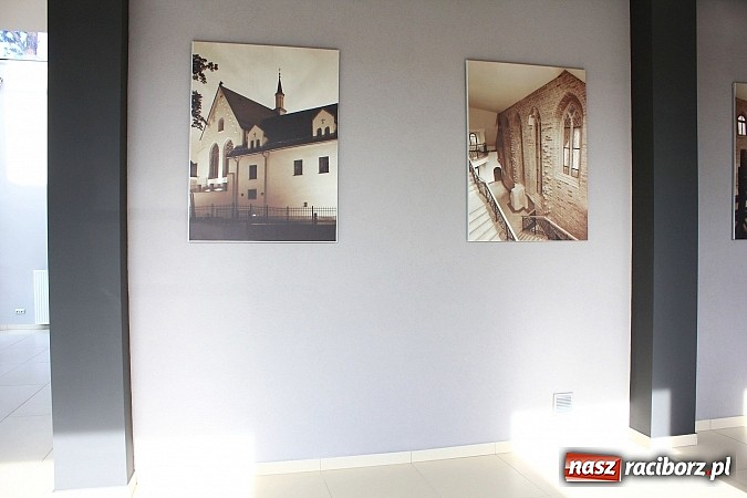 Zdjęcie w galerii na portalu naszraciborz.pl: Pierwszy klient nowego BOK otrzymał r&oacute;żę w prezencie wiadomości z regionu