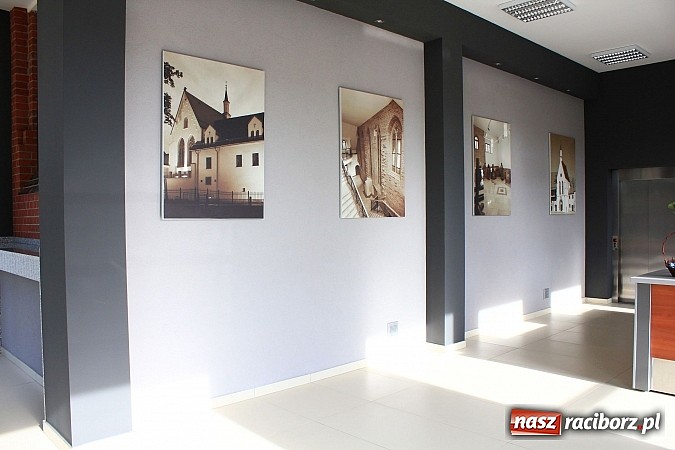 Zdjęcie w galerii na portalu naszraciborz.pl: Pierwszy klient nowego BOK otrzymał r&oacute;żę w prezencie wiadomości z regionu