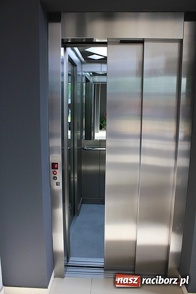 Zdjęcie w galerii na portalu naszraciborz.pl: Pierwszy klient nowego BOK otrzymał r&oacute;żę w prezencie wiadomości z regionu