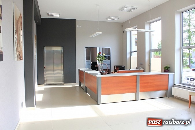 Zdjęcie w galerii na portalu naszraciborz.pl: Pierwszy klient nowego BOK otrzymał r&oacute;żę w prezencie wiadomości z regionu