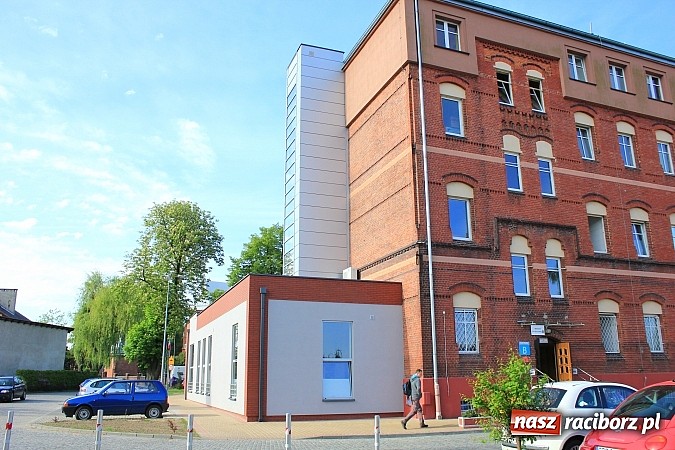 Zdjęcie w galerii na portalu naszraciborz.pl: Pierwszy klient nowego BOK otrzymał r&oacute;żę w prezencie wiadomości z regionu