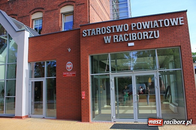 Zdjęcie w galerii na portalu naszraciborz.pl: Pierwszy klient nowego BOK otrzymał r&oacute;żę w prezencie wiadomości z regionu