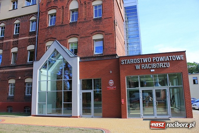 Zdjęcie w galerii na portalu naszraciborz.pl: Pierwszy klient nowego BOK otrzymał r&oacute;żę w prezencie wiadomości z regionu