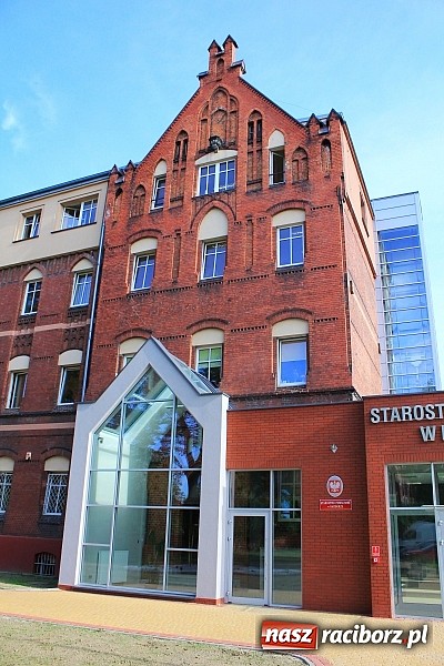 Zdjęcie w galerii na portalu naszraciborz.pl: Pierwszy klient nowego BOK otrzymał r&oacute;żę w prezencie wiadomości z regionu