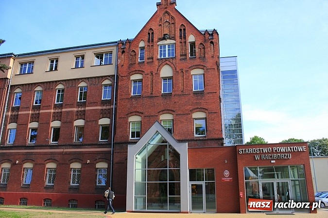 Zdjęcie w galerii na portalu naszraciborz.pl: Pierwszy klient nowego BOK otrzymał r&oacute;żę w prezencie wiadomości z regionu