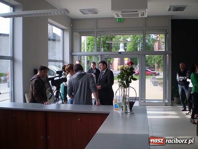 Zdjęcie w galerii na portalu naszraciborz.pl: Pierwszy klient nowego BOK otrzymał r&oacute;żę w prezencie wiadomości z regionu