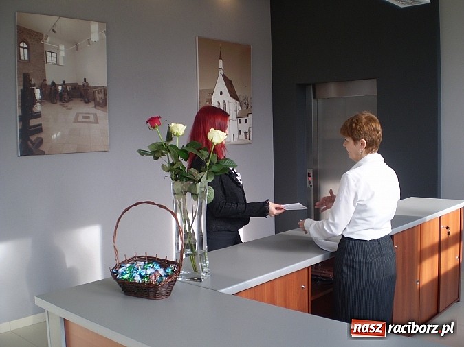 Zdjęcie w galerii na portalu naszraciborz.pl: Pierwszy klient nowego BOK otrzymał r&oacute;żę w prezencie wiadomości z regionu