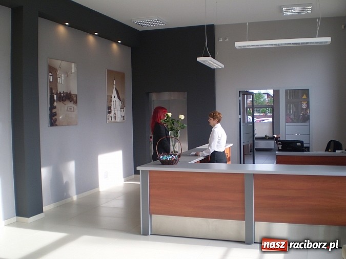 Zdjęcie w galerii na portalu naszraciborz.pl: Pierwszy klient nowego BOK otrzymał r&oacute;żę w prezencie wiadomości z regionu