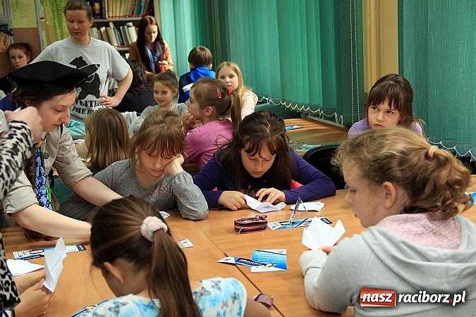 Zdjęcie w galerii na portalu naszraciborz.pl: Tydzień Bibliotek w PWSZ: Opowieść dziadka - śladami niedźwiedzia Wojtka wiadomości z regionu