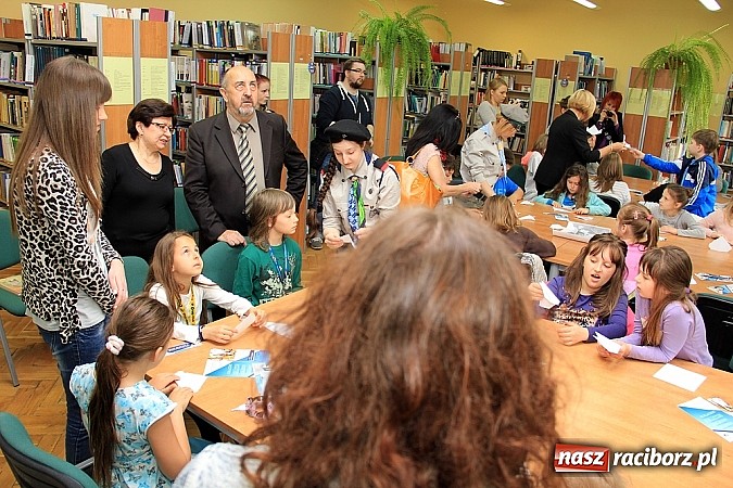 Zdjęcie w galerii na portalu naszraciborz.pl: Tydzień Bibliotek w PWSZ: Opowieść dziadka - śladami niedźwiedzia Wojtka wiadomości z regionu