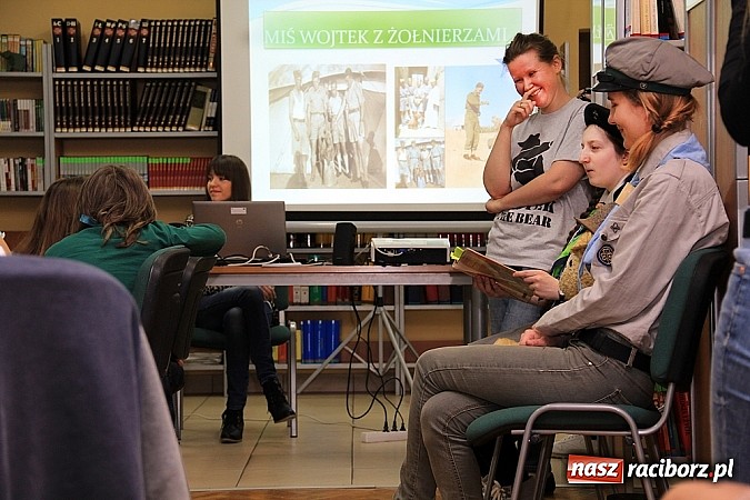 Zdjęcie w galerii na portalu naszraciborz.pl: Tydzień Bibliotek w PWSZ: Opowieść dziadka - śladami niedźwiedzia Wojtka wiadomości z regionu