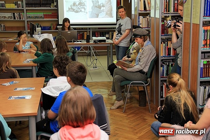 Zdjęcie w galerii na portalu naszraciborz.pl: Tydzień Bibliotek w PWSZ: Opowieść dziadka - śladami niedźwiedzia Wojtka wiadomości z regionu
