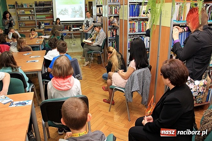 Zdjęcie w galerii na portalu naszraciborz.pl: Tydzień Bibliotek w PWSZ: Opowieść dziadka - śladami niedźwiedzia Wojtka wiadomości z regionu