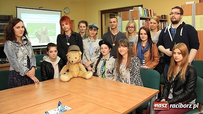 Zdjęcie w galerii na portalu naszraciborz.pl: Tydzień Bibliotek w PWSZ: Opowieść dziadka - śladami niedźwiedzia Wojtka wiadomości z regionu
