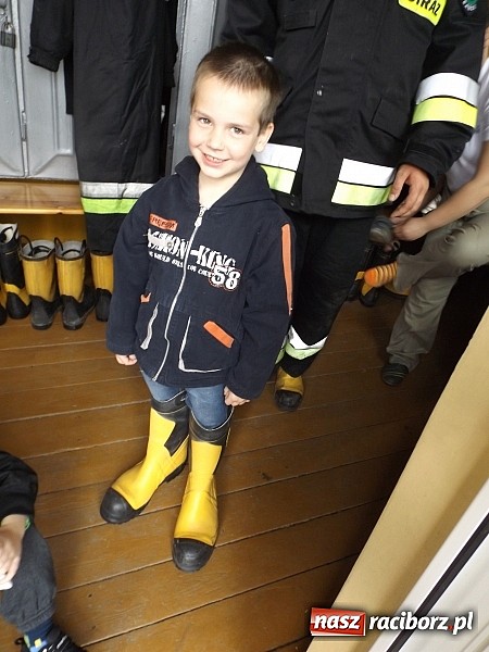 Zdjęcie w galerii na portalu naszraciborz.pl: Łańce: Przedszkolaki spotkały się ze strażakami wiadomości z regionu
