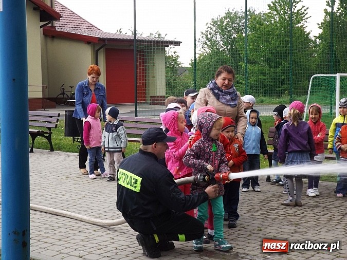 Zdjęcie w galerii na portalu naszraciborz.pl: Łańce: Przedszkolaki spotkały się ze strażakami wiadomości z regionu