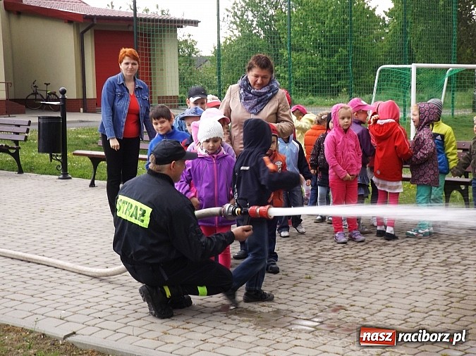 Zdjęcie w galerii na portalu naszraciborz.pl: Łańce: Przedszkolaki spotkały się ze strażakami wiadomości z regionu