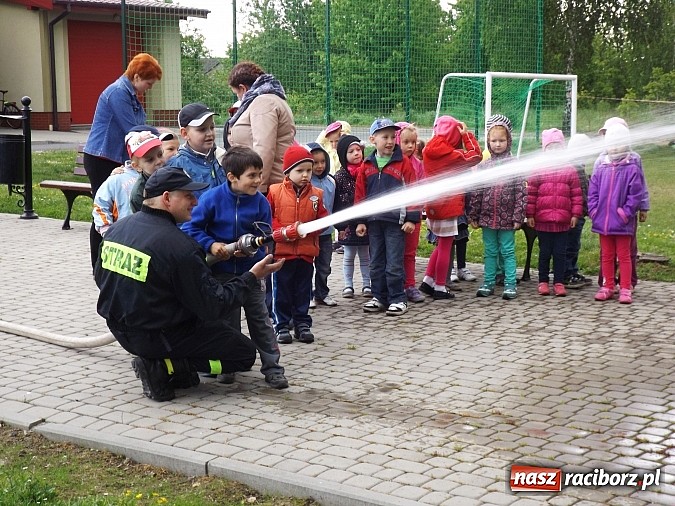 Zdjęcie w galerii na portalu naszraciborz.pl: Łańce: Przedszkolaki spotkały się ze strażakami wiadomości z regionu