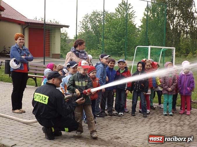 Zdjęcie w galerii na portalu naszraciborz.pl: Łańce: Przedszkolaki spotkały się ze strażakami wiadomości z regionu