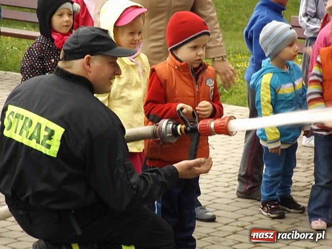 Zdjęcie w galerii na portalu naszraciborz.pl: Łańce: Przedszkolaki spotkały się ze strażakami wiadomości z regionu