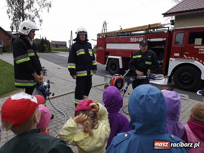 Zdjęcie w galerii na portalu naszraciborz.pl: Łańce: Przedszkolaki spotkały się ze strażakami wiadomości z regionu