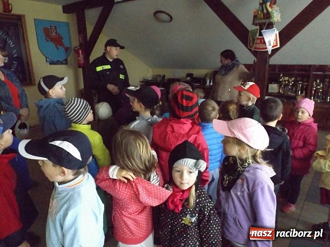 Zdjęcie w galerii na portalu naszraciborz.pl: Łańce: Przedszkolaki spotkały się ze strażakami wiadomości z regionu