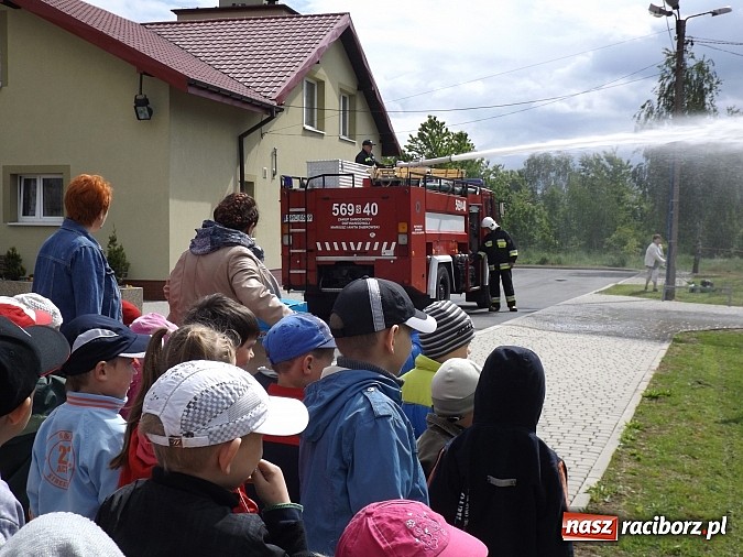 Zdjęcie w galerii na portalu naszraciborz.pl: Łańce: Przedszkolaki spotkały się ze strażakami wiadomości z regionu