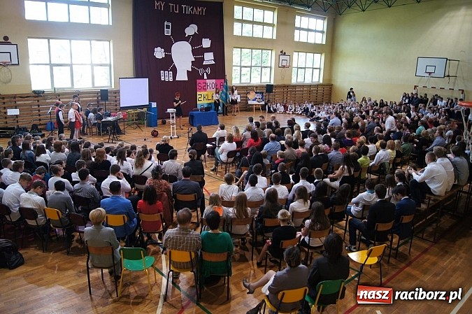 Zdjęcie w galerii na portalu naszraciborz.pl: Najlepsi uczniowie wyróżnieni na święcie szkoły wiadomości z regionu