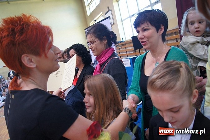 Zdjęcie w galerii na portalu naszraciborz.pl: Najlepsi uczniowie wyróżnieni na święcie szkoły wiadomości z regionu