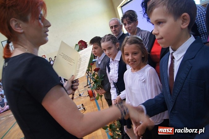 Zdjęcie w galerii na portalu naszraciborz.pl: Najlepsi uczniowie wyróżnieni na święcie szkoły wiadomości z regionu