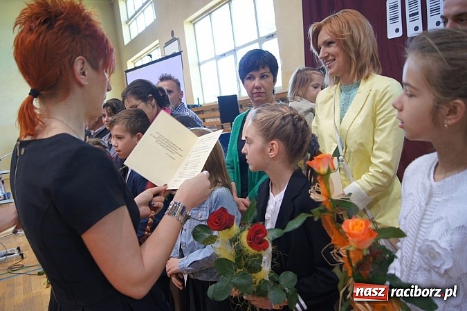 Zdjęcie w galerii na portalu naszraciborz.pl: Najlepsi uczniowie wyróżnieni na święcie szkoły wiadomości z regionu