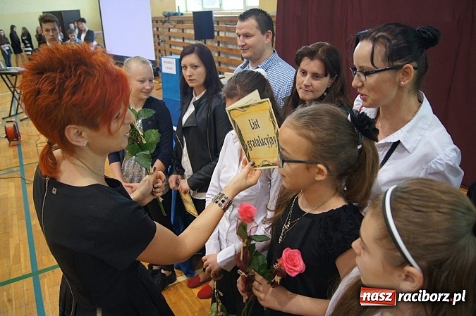 Zdjęcie w galerii na portalu naszraciborz.pl: Najlepsi uczniowie wyróżnieni na święcie szkoły wiadomości z regionu