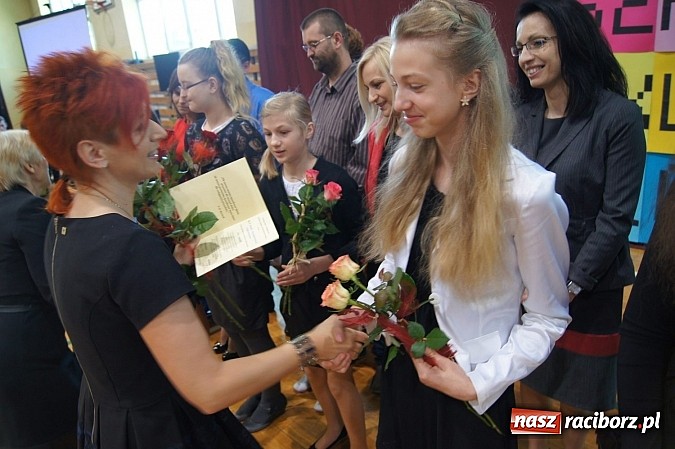Zdjęcie w galerii na portalu naszraciborz.pl: Najlepsi uczniowie wyróżnieni na święcie szkoły wiadomości z regionu