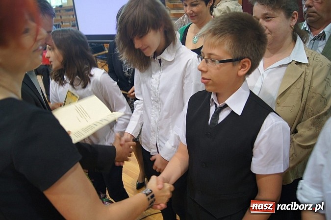 Zdjęcie w galerii na portalu naszraciborz.pl: Najlepsi uczniowie wyróżnieni na święcie szkoły wiadomości z regionu