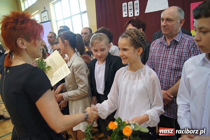 Zdjęcie w galerii na portalu naszraciborz.pl: Najlepsi uczniowie wyróżnieni na święcie szkoły wiadomości z regionu