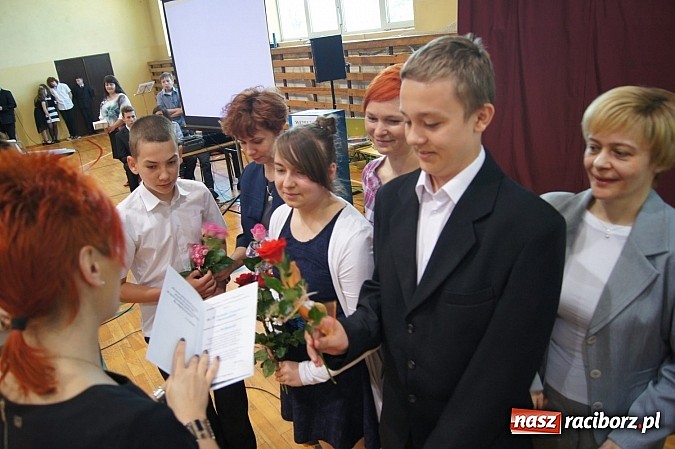 Zdjęcie w galerii na portalu naszraciborz.pl: Najlepsi uczniowie wyróżnieni na święcie szkoły wiadomości z regionu