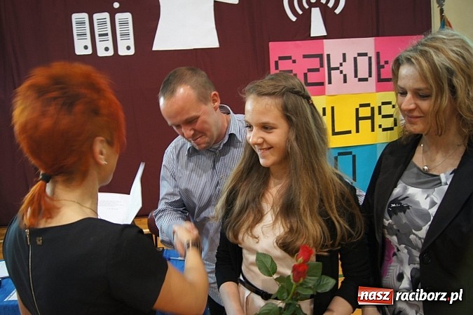Zdjęcie w galerii na portalu naszraciborz.pl: Najlepsi uczniowie wyróżnieni na święcie szkoły wiadomości z regionu